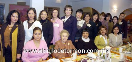 26012007 
ex alumnas del Instituto Femenil María Cristina acompañadas de la directora y fundadora, Pilar Díaz de López y la subdirectora, Julia Esparza.