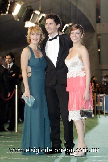 Anabel Alonso junto a Paco León  y su hermana, María León.