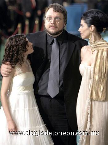 La XXI edición de los Premios Goya se caracterizó, además, con las presencias del mexicano Guillermo del Toro (centro), el alemán Daniel Brühl -vestidos con trajes de Dior- y el estadounidense Viggo Mortensen -de San Lorenzo de Almagro, con un escudo de León en la solapa-, por un componente internacional que dio más glamour en la gala de los premios.


Aquí el mexicano junto a las actrices Ivana Baquero y Maribel Verdú.