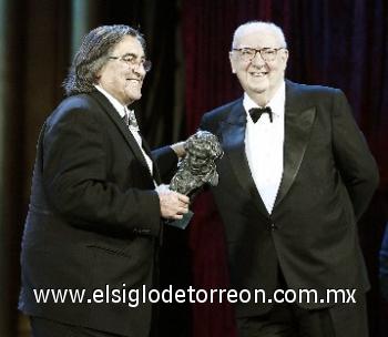 Teddy Villalba se llevó el Goya de Honor por su larga carrera como productor y fundador de la Academia de Cine.
el productor y fundador de la Academia de Cine; aquí junto a director de cine José Luis Borau.