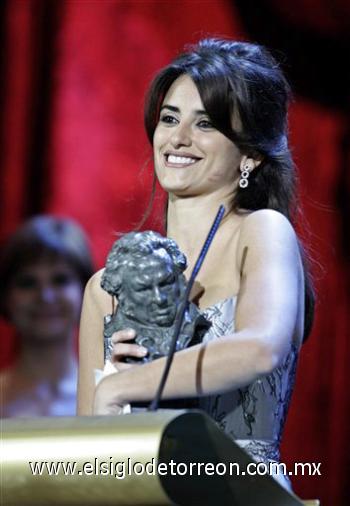 Penélope Cruz, se mostró muy emocionada con su galardón. 

'Este premio es muy importante, muy especial para mí, de verdad voy a intentar no llorar porque soy un desastre, y lo de los 30 segundo no me va a llegar', manifestó Cruz con la voz entrecortada al aceptar su premio, que compartió con todos los que la han apoyado durante su carrera.