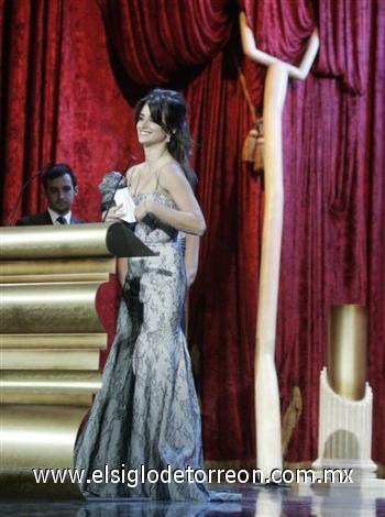 La película Volver se impuso con cinco galardones, incluyendo a Mejor Película, Mejor Director, para Pedro Almodóvar y Mejor Actriz, para Penélope Cruz (foto).