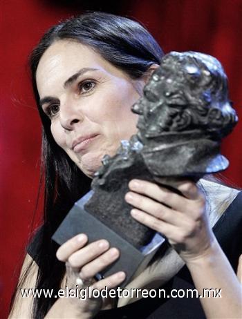 Cristina Zumárraga ganó el galardón por mejor dirección de Producción, por Alatriste.