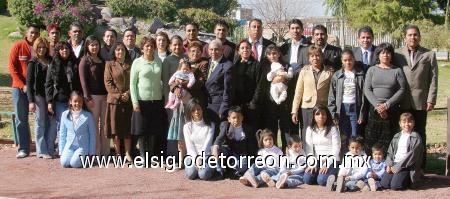 28012007 
El pasado 31 de diciembre integrantes de la familia Hernández Cabello se reunieron para celebrar el 50 Aniversario de Bodas de los señores Juan Hernández Gómez y María Luisa Cabello Esquivel.