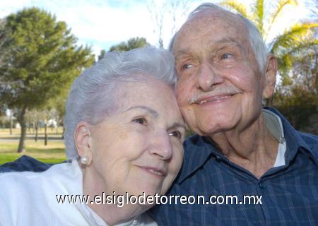 07022007
Llenos de amor, los señores René Zermeño Humphrey y Nora Wigand de Zermeño celebraron sus 60 años de matrimonio.