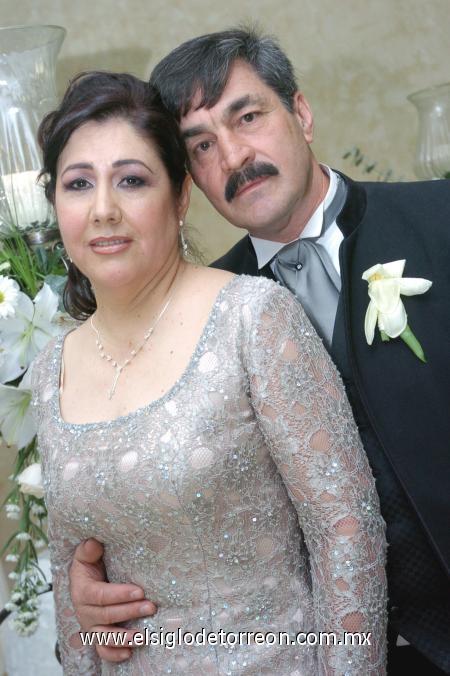 18022007 
Irene González de Bazán y José Luis Bazán Bazán celebraron 25 años de casados.