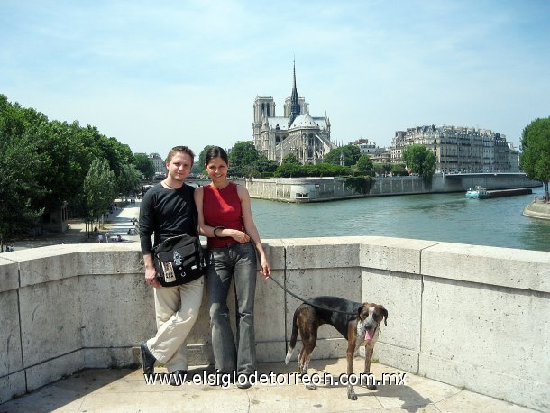 Vanessa Rivas Delgado (Nacida en Torreón) y su esposo Gareth Davis, de vacaciones en París (Mayo de 2006). Ellos viven en Amsterdam, Holanda; donde hace tres meses nació su primer bebe.