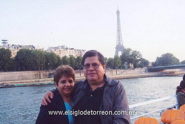 Angelina Gallegos de García y Juan Manuel García Lamas festejaron su Aniversario de bodas en el Río Sena y la Torre Eiffel de París, Francia.