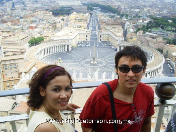 María del Socorro Chávez de Fuentes y Óscar Alejandro Fuentes Chávez, en el Vaticano.