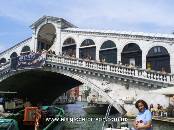 María del Socorro Chávez, en un puente en Venecia.