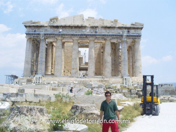 Óscar Alejandro Fuentes Chávez, en la Acrópolis de Atenas, Grecia.