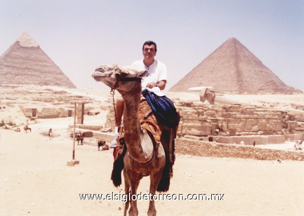 Gerardo Alberto Urence Valdivia, en un viaje por las pirámides de Gizah en El Cairo, Egipto el pasado 18 de julio del presente.