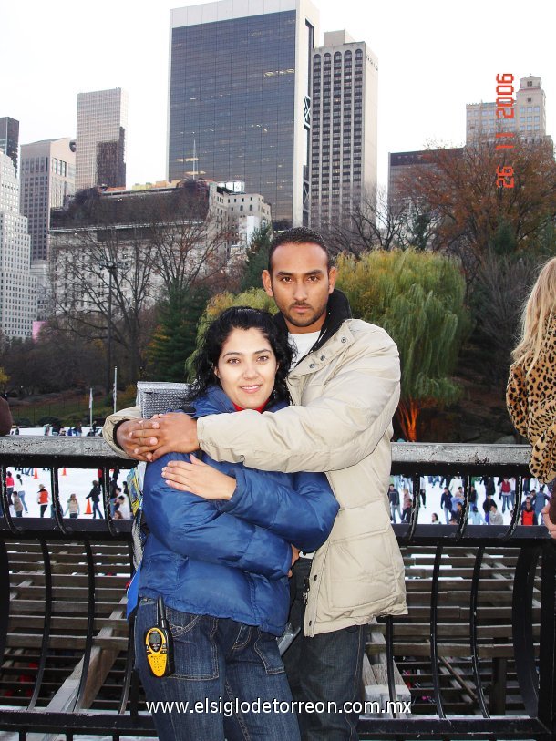 Yanet Flores Acosta y Alejandro Seceñas, en una vista del Central Park de Nueva York.