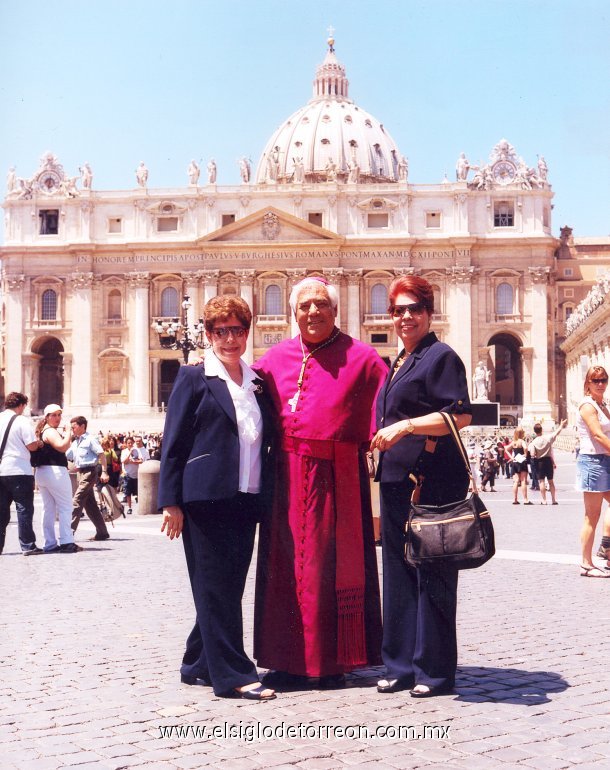 María del Socorro y María de la Luz Soto con el arzobispo de Tijuana, Rafael Romo Muñoz, en la Basílica de San Pedro, en Roma.