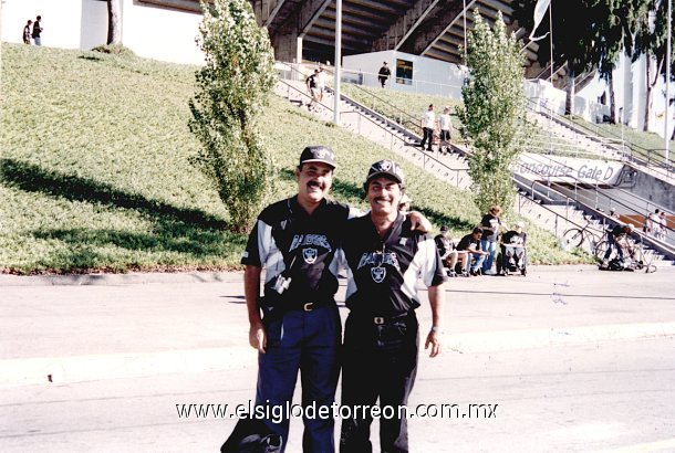 Jesús Dovalí Mora y Rodolfo Martínez Guzmán, en el estadio de los Padres de Okland, en California, en un partido de los Raiders contra los Cargadores de San Diego.