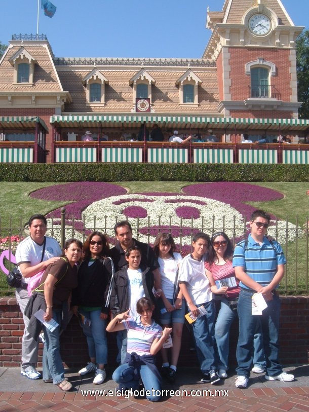 Enrique López, Esther Arredondo de López, Angélica Machado de López, Joaquín López, Aarón López, Valeria López, Luis López, Mónica López, Rodrigo Sánchez y Rosario López en una visita a Disney en Los Ángeles, Califiornia.