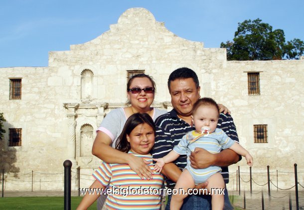 Raúl, Idalia, Marianita y Raulito Garza en San Antonio Texas en Agosto de 2006.