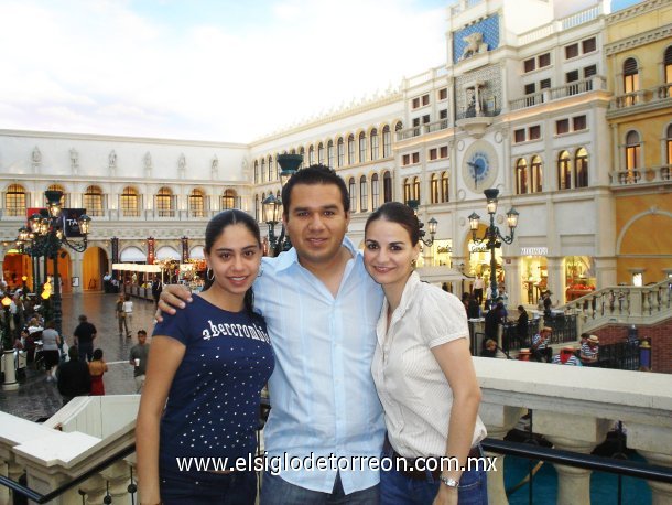 Daniela Vargas, Rodrigo Salazar y Carmen Alvarado en el Hotel Venetian, en su reciente viaje a Las Vegas.