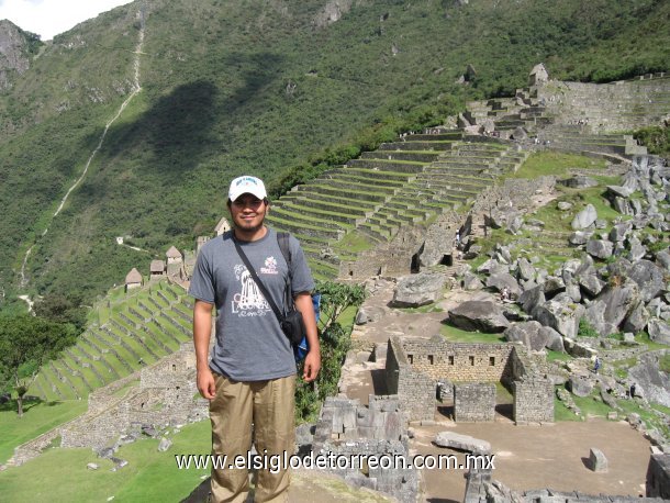 Luis Jesús Paz Acosta  en Machu Pichu una de las nuevas maravillas modernas. Fue tomada el 10 de abril del 2007. Se puede apreciar mi playera de Torreón 100 años.