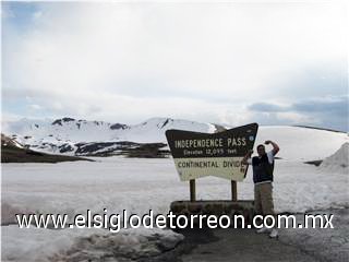 Jorge Colin Hdz : 'Este lugar es en el estado de Colorado en las montañas rocosas. Era en el mes de agosto y como ven todavía hay nieve aunque sin los -35 grados bajo cero que tiene en la temporada de nevadas. Saludos a torreon desde Denver.'