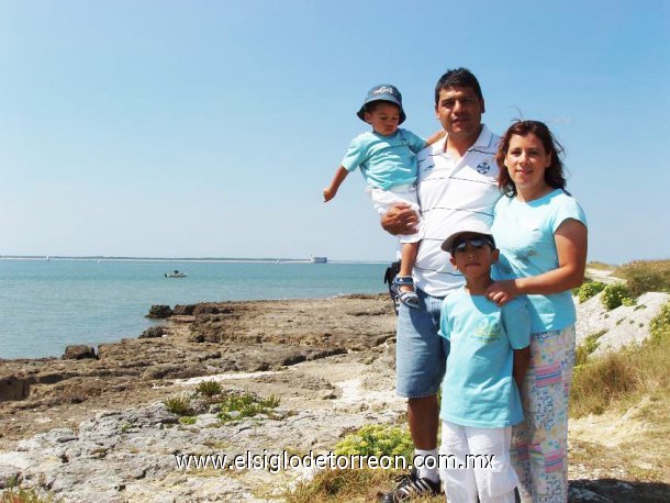 Familia Machuca Hermosillo, frente al Fort Boyard en la isla de Aix, Francia.