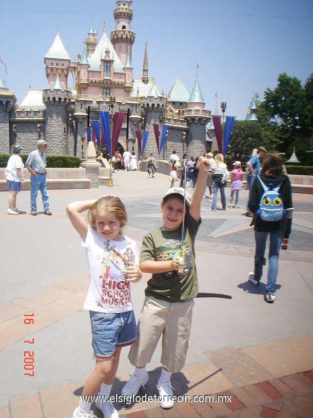 Gina Sofía y Edgar Ezequiel Contreras Ortiz en su visita a Disney en Los Angeles California. Ellos son hijos de Lae. Edgar Contreras Sanmiguel y Astrid de Contreras Julio de 2007