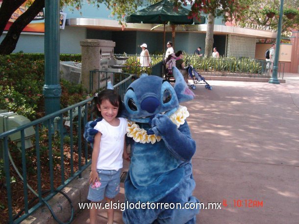 Ana Paula Salas Bonilla junto a Stitch, uno de sus personajes favoritos, en los MGM Studios de Orlando, Florida. Ella cumplió cinco años el siete de septiembre.