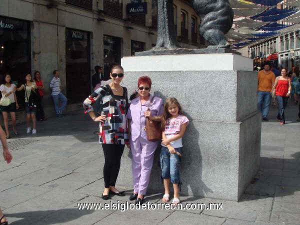 Astrid Casale de Zermeño, su hija Nayla Zermeño Casale y su mamá Conie Frausto, en Madrid.