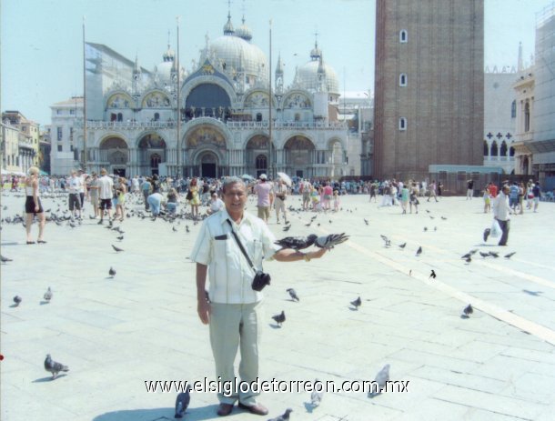 Gerardo Wong González, en la Plaza de San Marcos de Venecia, Italia.