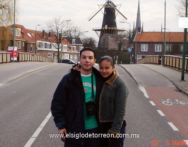 Aquiles González y Claudia Samago de González visitaron Amsterdam Holanda en su primer aniversario de bodas.