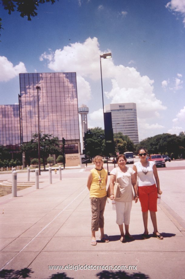 Imelda, Yocelin y Evelyn Eguía, de vacaciones por Dallas, Texas.