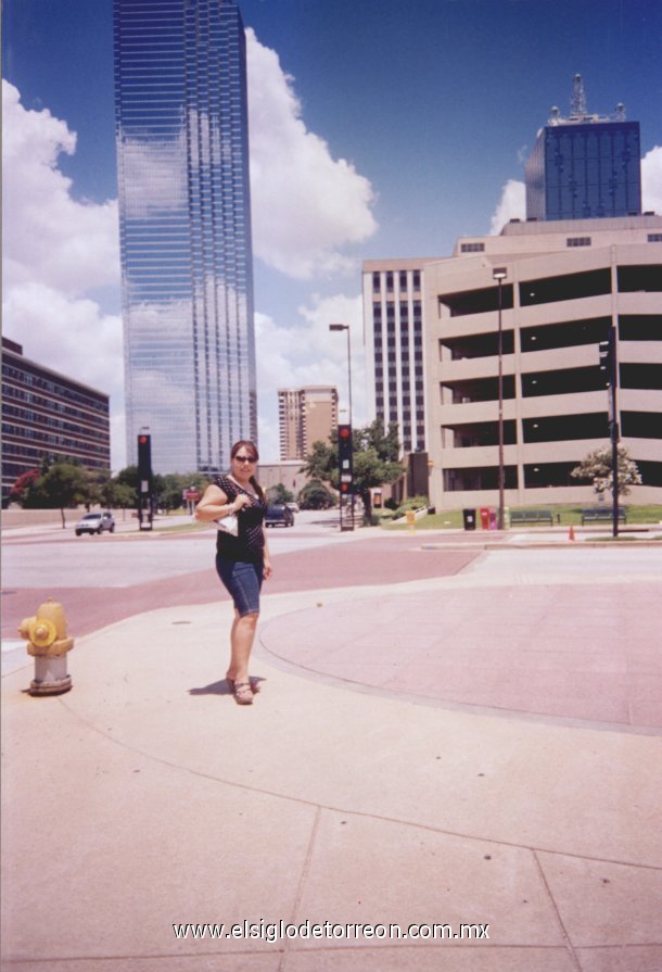 Itzchel Calderón Eguía visitando la ciudad de Dallas, Texas.