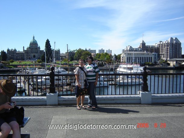 Puerto de la Isla de Vancouver en British Columbia, Canadá. Elizabeth Ramírez Arreola en compañia de Burgess en agosto 2006.