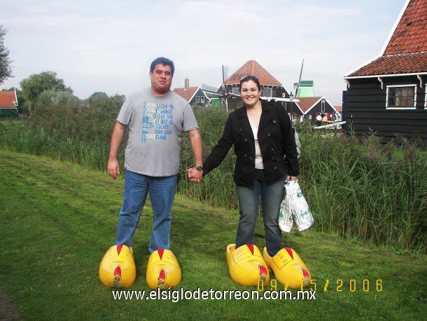 Jorge y Claudia Zamudio en la fábrica de zuecos en Holanda, Octubre de 2006