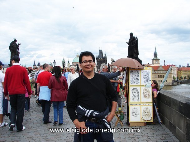 Luis Ramón Martínez Villa en el Puente San Carlos, en Praga Republica Checa en Julio de 2007.