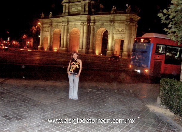 Marissa Ramos de Hernández, en la puerta de Alcalá en Madrid, España