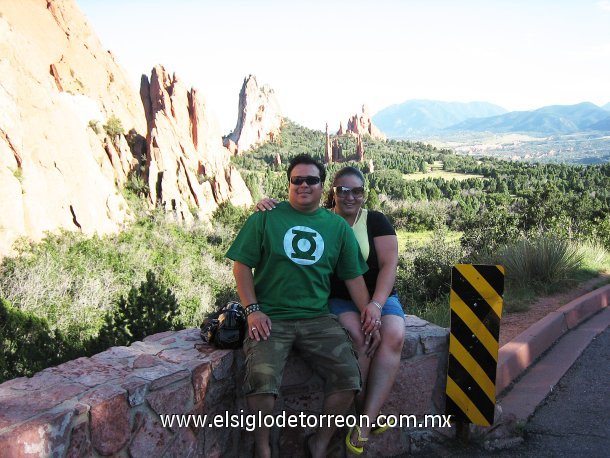 Miguel Ángel García Lozano y Cynthia Aracely Soria de García en el Garden of the Gods. En Colorado Springs, Co.