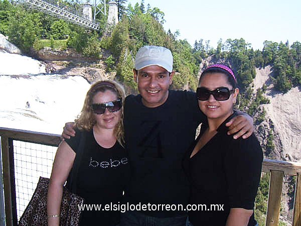 Sandy Guzmán, Pedro García y Ale Tovalín, en la cascada Montmorency de Québec, Canadá.