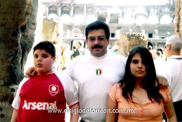 Sergio Tovar Martínez con sus hijos en el Coliseo Romano, actualmente labora en Europa