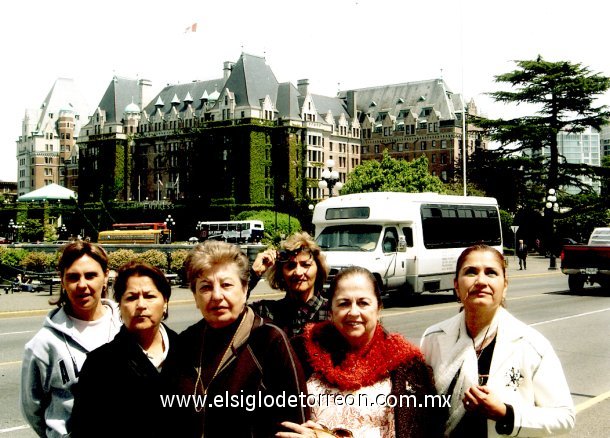 Teresa Lordi, Magdalena Lugo, María Teresa Lordi, Celina Lugo, Rosa de Lourdes Rocha y Norma Lugo en The Fairmont Empress de Victory, Canadá