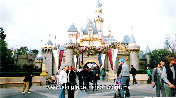 Bernardette Godoy Guzmán y Ma. Elena Guzmán de Godoy en Disney World en Los Ángeles, California.