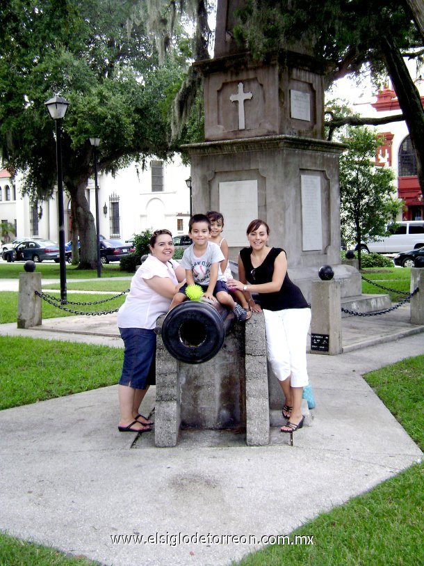 La ciudada mas antigua de los Estados Unidos (fundada por españoles) San Agustin, FLorida EU. 15 de Septiembre 2007. Mariana Ruiz, Fernando Rodriguez, Sofia Rodriguez y su mama Luly Ramirez de Rodriguez.