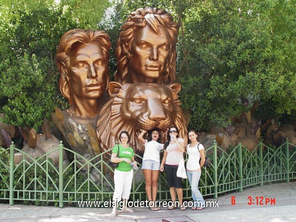 Paseando or la strip in las vegas Lucy, Paulina ,Anakaren y Adriana Rodríguez.