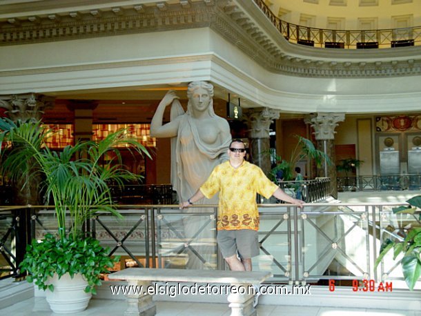 Rodolfo Rodríguez paseando por las vegas en el Cesar Palace Yo radico en Santa Ana, California