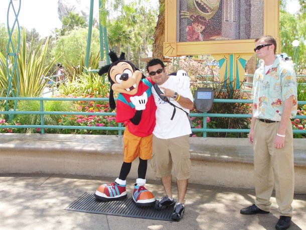 Alex junto a Tribilín, en el Disney California Adventure de Anaheim.