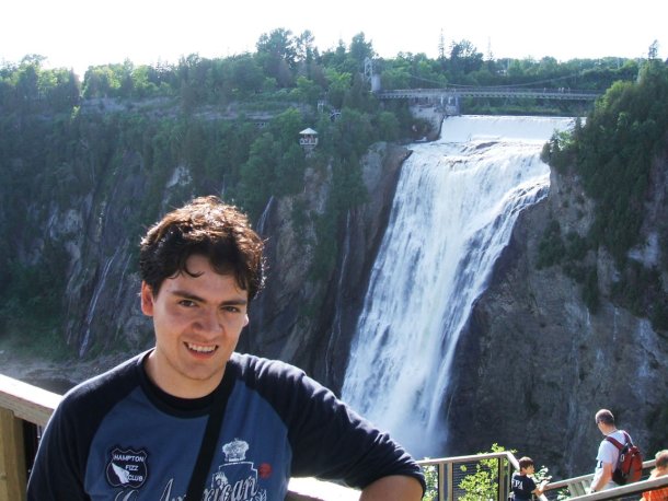 Arturo Urquizo Valdés, en su viaje a las cataratas de Montmorency, cerca de Sainte-Annede- Beaupré, en Québec, Canadá.