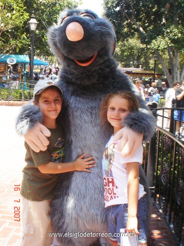 Gina y Edgar Contreras Ortíz en su visita a Disneylandia en Los Angeles California