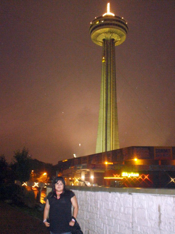 Magda, de vacaciones por Canadá, en donde visitó la Torre Skyline.