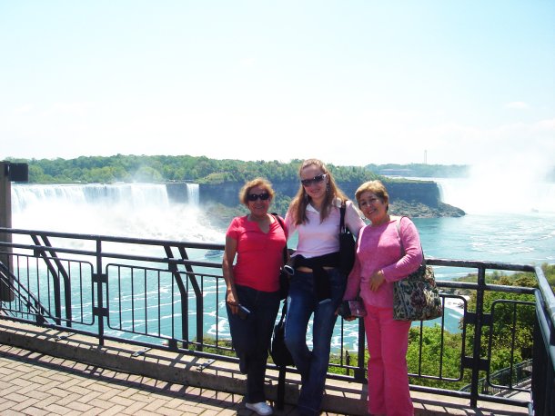 María Elena Rodríguez, Brisa Villalobos y Rosa Rodríguez, en sus vacaciones por las Cataratas  de el Niágara, en Canadá.