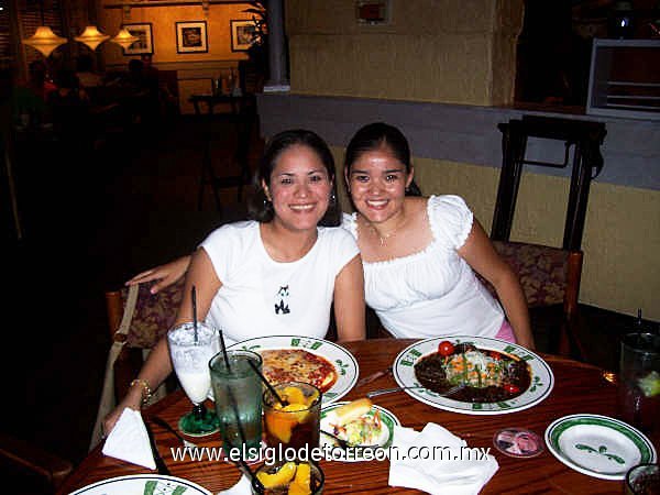 Elva de la Garza y Miriam Balderas de paseo por Indianapolis, IN Julio 2006